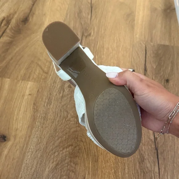 Kelly & Katie White Bow Heels - Picture 2 of 2